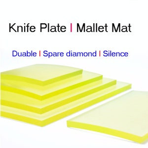 Puede incluir: Un juego de cinco placas de cuchillo de goma amarilla, también conocidas como alfombras de mazo, para usar con una prensa de impresión. El texto "Knife Plate | Mallet Mat" y "Duable | Spare diamond | Silence" es visible en la imagen.