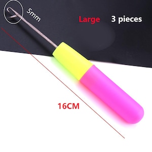 May include: A latch hook tool with a metal hook, a yellow upper handle section, and a pink lower handle section. The text 5mm, Large, 3 pieces, and 16CM are visible. The tool features a 5mm hook diameter and a total length of 16CM.