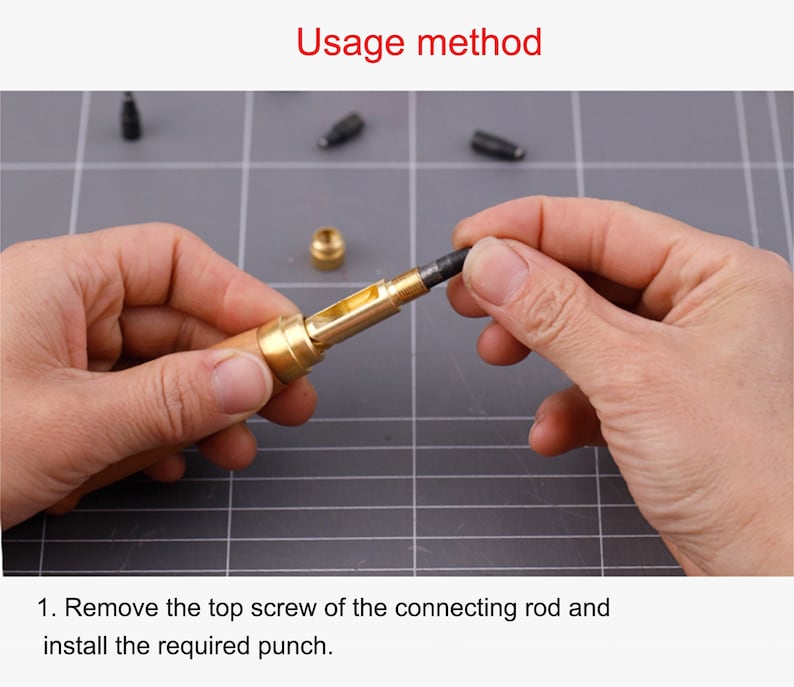 K&ouml;nnte beinhalten: Nahaufnahme einer Hand, die ein Werkzeug aus Messing und Holz mit einem schwarzen Metall-Stempel h&auml;lt. Das Werkzeug dient zum Einsetzen von Nieten. Der Text "Usage method" ist oben im Bild sichtbar. Der Text "1. Remove the top screw of the connecting rod and install the required punch." ist unten im Bild sichtbar.