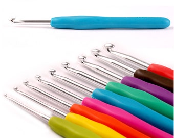 Puede incluir: Un juego de diez agujas de crochet de colores con puntas de metal plateado. Las agujas están dispuestas en una fila, con la aguja más grande a la izquierda y la más pequeña a la derecha. Las agujas están hechas de plástico y tienen un agarre cómodo.