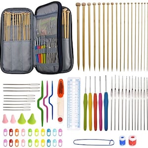 Puede incluir: Un conjunto de agujas de tejer y ganchillos de diferentes tamaños y colores, junto con una funda de transporte, marcadores de punto y otros accesorios.