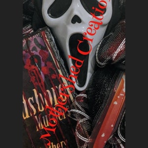 Op de afbeelding: Een Halloween-krans met een wit Ghostface-masker, een boek met de titel "Disturbed" en rode druipende verf, en een rode en zwarte mesh-achtergrond.