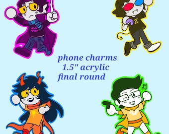 Può includere: Quattro ciondoli per telefono in acrilico da 3,8 cm di diametro con personaggi dei cartoni animati. I personaggi sono in varie pose e hanno capelli, vestiti e accessori di diversi colori. Il testo "phone charms 1.5" acrylic final round" è scritto in blu e verde.