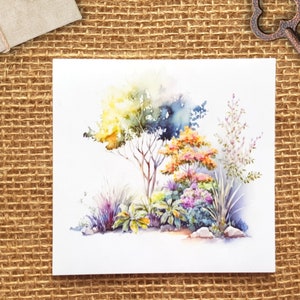 K&ouml;nnte beinhalten: Aquarellgem&auml;lde einer Gartenszene mit einer Vielzahl von Pflanzen und Blumen. Das Gem&auml;lde zeigt einen gro&szlig;en Baum mit gelben und gr&uuml;nen Bl&auml;ttern, einen kleineren Baum mit orangen Bl&auml;ttern und eine Vielzahl anderer Pflanzen in Schattierungen von Lila, Rosa und Gr&uuml;n.