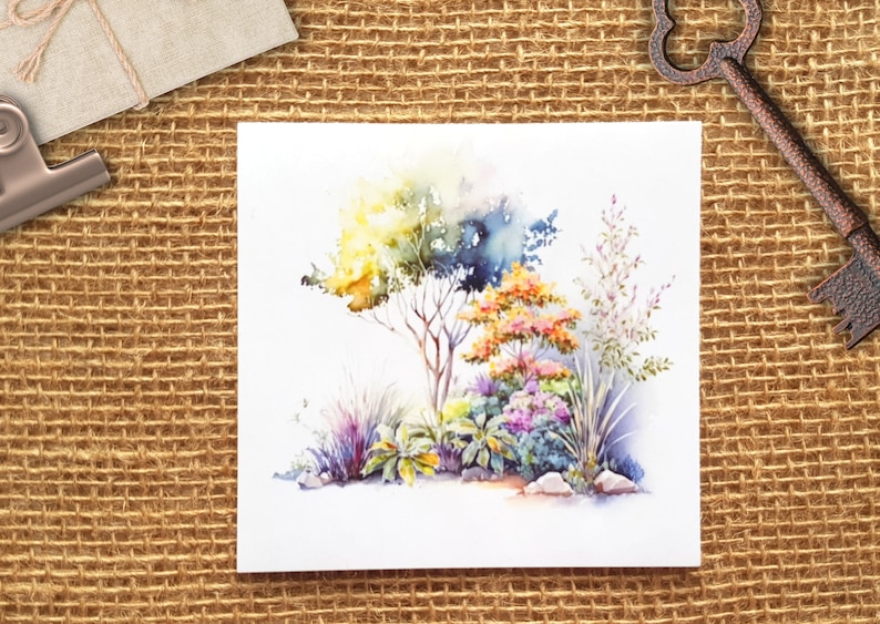 K&ouml;nnte beinhalten: Aquarellgem&auml;lde einer Gartenszene mit einer Vielzahl von Pflanzen und Blumen. Das Gem&auml;lde zeigt einen gro&szlig;en Baum mit gelben und gr&uuml;nen Bl&auml;ttern, einen kleineren Baum mit orangen Bl&auml;ttern und eine Vielzahl anderer Pflanzen in Schattierungen von Lila, Rosa und Gr&uuml;n.