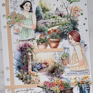 K&ouml;nnte beinhalten: Eine Aquarell-Illustration einer Gartenszene mit einem wei&szlig;en Lattenzaun, einem kleinen Haus und einer Frau, die eine Topfpflanze h&auml;lt. Der Text "do what you love, love what you do" und "cultivate kindness" ist ebenfalls im Bild enthalten.