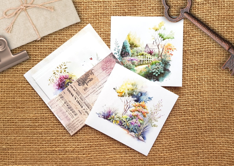 K&ouml;nnte beinhalten: Drei Aquarelle von G&auml;rten. Das erste Bild zeigt einen wei&szlig;en Lattenzaun und einen Weg, der zu einem kleinen Haus f&uuml;hrt. Das zweite Bild zeigt eine Vielzahl von Blumen und Pflanzen in einem Garten. Das dritte Bild zeigt einen einzelnen Baum mit Blumen und Pflanzen im Vordergrund.