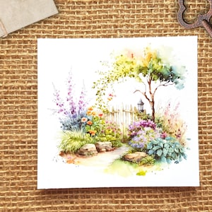 K&ouml;nnte beinhalten: Aquarellgem&auml;lde einer Gartenszene mit einem wei&szlig;en Lattenzaun, einem kleinen Baum und verschiedenen Blumen und Pflanzen. Das Gem&auml;lde ist in einem weichen, romantischen Stil gehalten.