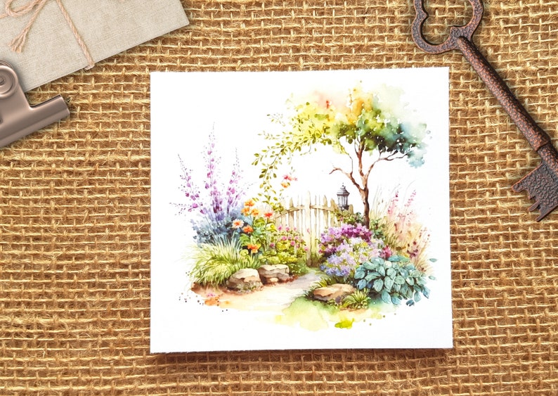 K&ouml;nnte beinhalten: Aquarellgem&auml;lde einer Gartenszene mit einem wei&szlig;en Lattenzaun, einem kleinen Baum und verschiedenen Blumen und Pflanzen. Das Gem&auml;lde ist in einem weichen, romantischen Stil gehalten.
