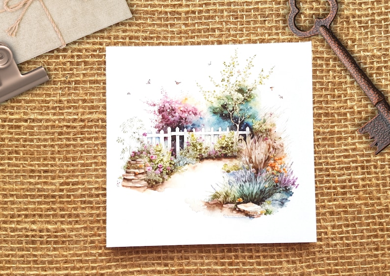 K&ouml;nnte beinhalten: Aquarellmalerei eines wei&szlig;en Lattenzauns mit einem Weg, der durch einen Garten mit Blumen und B&auml;umen f&uuml;hrt. Das Gem&auml;lde hat eine weiche, vertr&auml;umte Atmosph&auml;re.