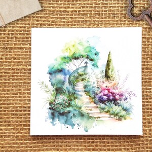 K&ouml;nnte beinhalten: Aquarellgem&auml;lde eines Gartenwegs mit einer Steintreppe, die zu einem schmiedeeisernen Tor f&uuml;hrt. Der Weg ist von &uuml;ppigem Gr&uuml;n umgeben, darunter B&auml;ume, B&uuml;sche und Blumen in Rosa-, Lila- und Blaut&ouml;nen.