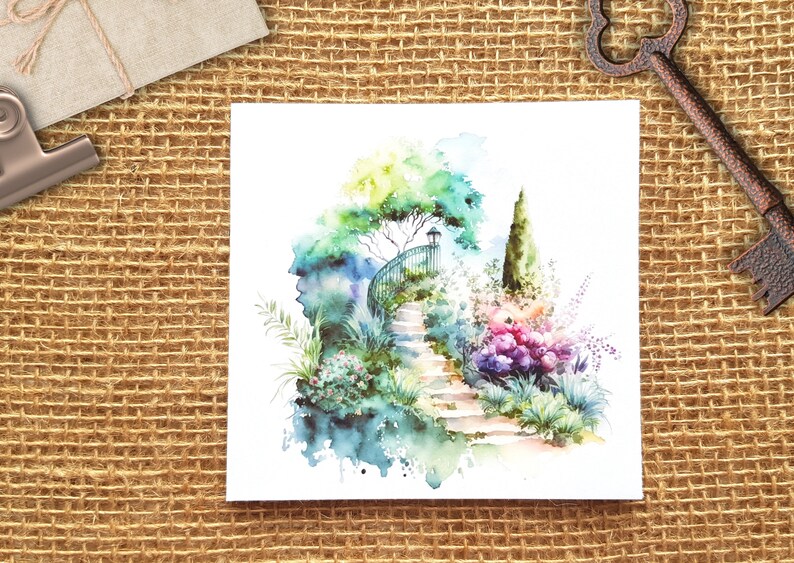K&ouml;nnte beinhalten: Aquarellgem&auml;lde eines Gartenwegs mit einer Steintreppe, die zu einem schmiedeeisernen Tor f&uuml;hrt. Der Weg ist von &uuml;ppigem Gr&uuml;n umgeben, darunter B&auml;ume, B&uuml;sche und Blumen in Rosa-, Lila- und Blaut&ouml;nen.