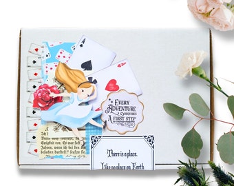 Alice in Wonderland Journal Box - Collage Kit Box, PET Tape, Washi Tapes, Cut-Outs, Sticker, Papier, ATC Karten, Rahmen uvw. - Geschenkbox