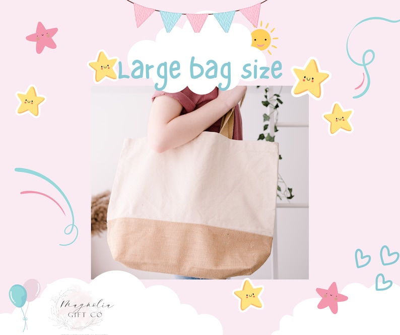 以下が含まれることがあります： 黄色の太陽と星が描かれた白い雲の中に「Large bag size」という文字が書かれた、大きなオフホワイトのキャンバス地のトートバッグ。バッグは人が持っています。バッグの底は茶色のジュート素材です。