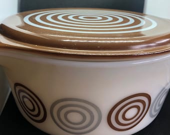 Pyrex Cosmopolitan Casserole dish with lid
