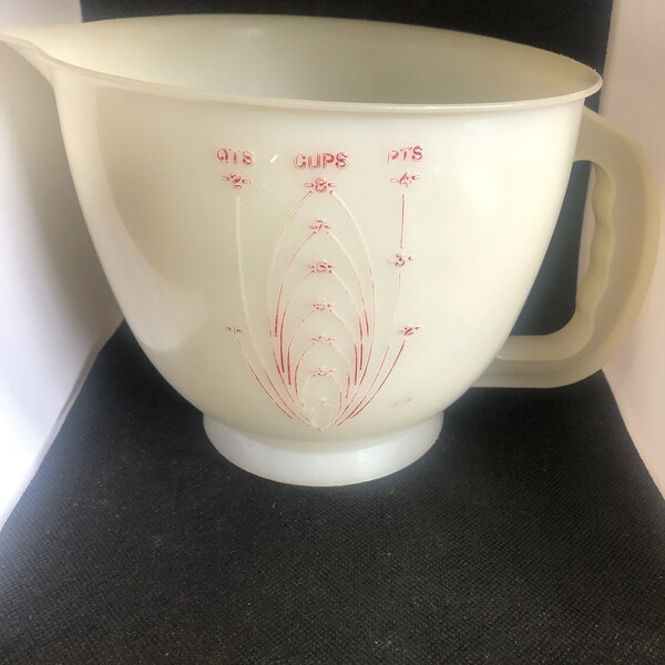 Vintage Tupperware 8 cup measuring cup with pour spout, Mix-N-Store 500-3 with no lid and some wear on the red writing