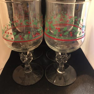 Set of 4 Arby&#39;s 1986 Christmas Collection glasses with gold rim and Holly with berries