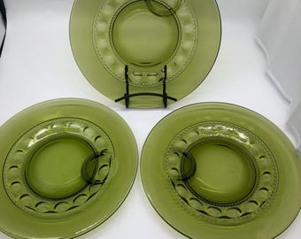 Platos para refrigerio de vidrio vintage Indiana Glass Green Thumbprint con espacio circular para una taza, juego de 3 fabricados en la década de 1950