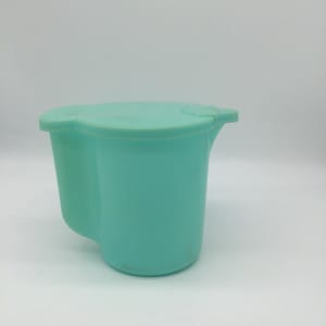 Vintage grote Tupperware-kan 1 kwart met deksel en klep. Gemaakt in de jaren 70 in Robin Egg Blue, 3-delige set