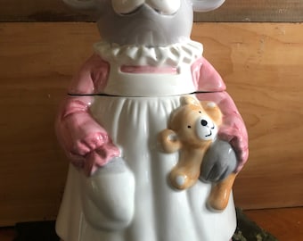 pote de biscoitos de cerâmica vintage. House of Lloyd, Melinda Mouse segurando um pote de biscoitos de ursinho de pelúcia