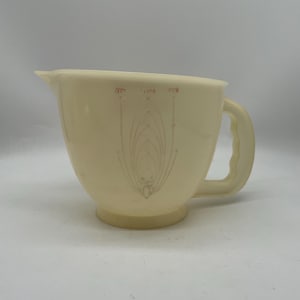 Vintage Tupperware Mix-N-Stor 8 cup measuring cup, has wear on the red writing