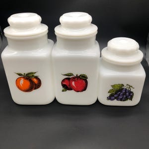 Juego vintage de botes de vidrio para leche con fruta en el frente fabricados por Jeanette