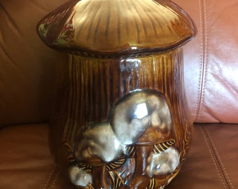 Beautiful Arnels 1970s ceramic mushroom cookie jar brown in colour with a lid that has 3 little mushrooms on top