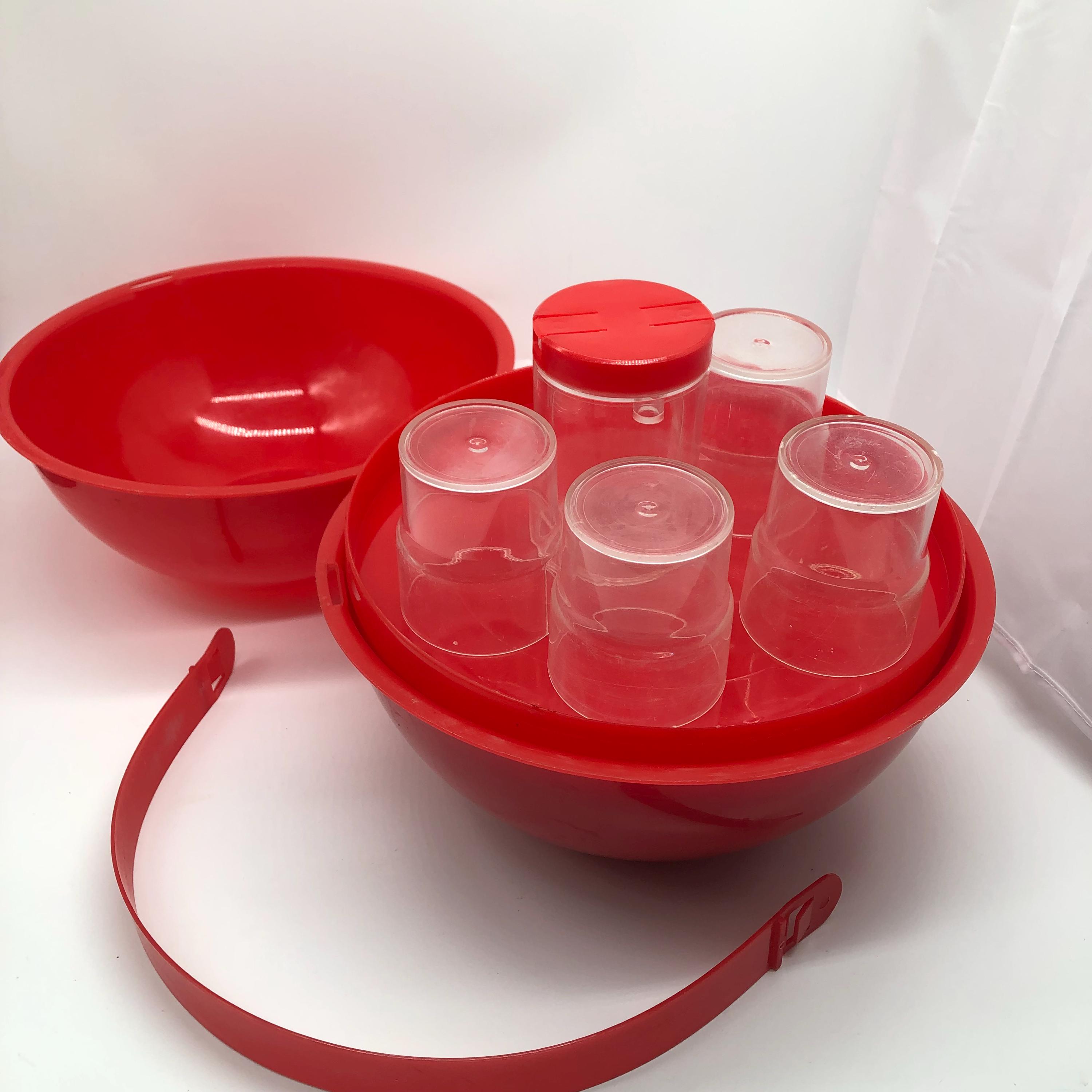 ヴィンテージのグッツィーニ レッド ピクニックセット。ボールにすべて