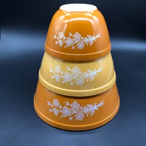 3 piece Vintage Pyrex Butterfly Gold mixing bowl set 401 402 403, made in the 1970s in the USA
