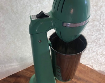 Vintage Classic Hamilton Beach Jadeite Green Drink Master Milk Shake maker, with 20 oz stainless steel container 2 speedVint