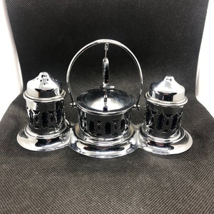 Ensemble de huiliers vintage bleu cobalt avec chrome, l'ensemble de 3 pièces contient du sel, du poivre et un pot de moutarde, il manque la cuillère