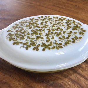 Verde pyrex split casserole dish with lid