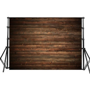 Op de afbeelding: Een bruine houten achtergrond voor fotografie met een rustieke uitstraling. De achtergrond is gemaakt van horizontale houten planken.