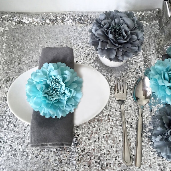 Turquoise et Gris Grandes Pivoines Artificielles Anneaux de Serviette Florale. Porte-serviettes à fleurs. Aqua Blue Gray Décor de mariage. Décor de douche nuptiale