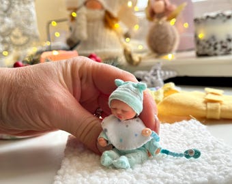 Fullbody siliconen miniatuurbabypop: handgemaakte poppenhuispop (2,9 inch)