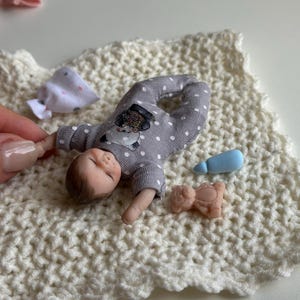 Mini Baby,kleines Baby,OOak Puppe Miniatur,Puppenhaus,neugeborenes Baby,Fimo Puppe,Kunstpuppen,kleine Puppen,Vintage Puppe,wiedergeboren Hand