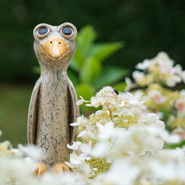 Komischer Vogel - handgetöpferter Zaungast