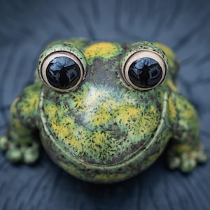 Don Kermit der handgetöpferte Keramik-Frosch