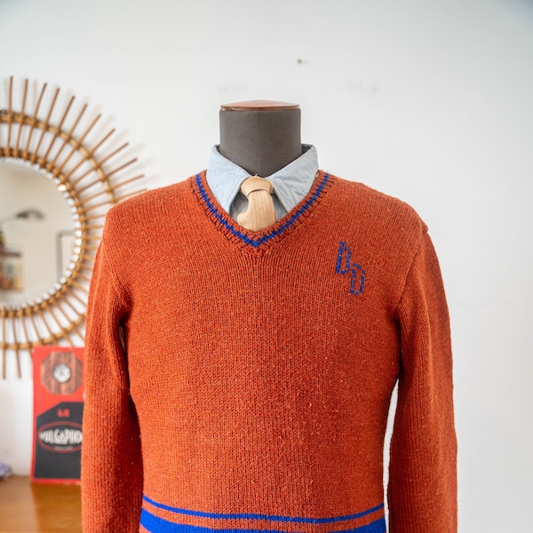 Pull fait main pour hommes des années 1950, col V en laine orange Monogrammé * M