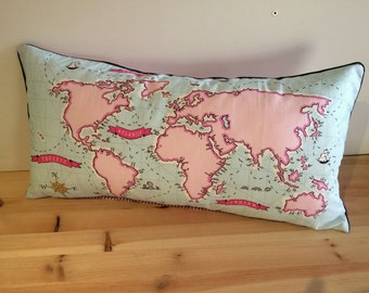 Kissen "Naval Map" mit Inlet - 50x25cm - Streifen pink - Paspel marine - Sarah Jane