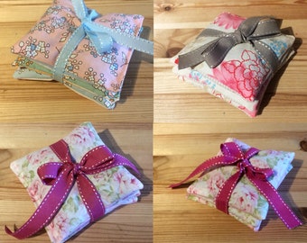 Sets of 3 scented lavender cushions in floral fabrics - 10 x 10 cm