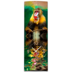Può includere: Un orologio colorato con un'immagine di mandrillo. La scimmia tiene una corda e si riflette nell'acqua sottostante. Il quadrante dell'orologio è circondato da un riflesso d'acqua verde, blu e giallo.