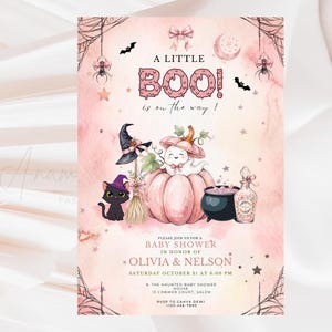 Könnte beinhalten: Eine rosafarbene Babyparty-Einladung mit einem Geist im Kürbis, einer schwarzen Katze mit Hexenhut, einem Besen, einem Kessel und einem Zaubertrankfläschchen. Der Text lautet A LITTLE BOO IS ON THE WAY, BABY SHOWER IN HONOR OF OLIVIA & NELSON.