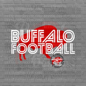 Puede incluir: Una silueta de búfalo roja con las palabras "BUFFALO FOOTBALL" en letras blancas delineadas. El texto "Original Designer Buffalo Spirit Designs" está en un círculo debajo del búfalo.