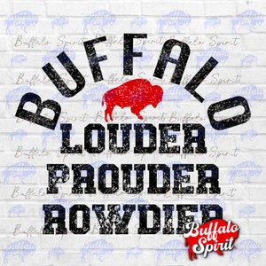 Puede incluir: Un dise&ntilde;o gr&aacute;fico en blanco y negro desgastado con el texto "Buffalo" en una fuente grande, seguido de las palabras "Louder, Prouder, Rowdier". Una silueta roja de un b&uacute;falo es visible detr&aacute;s del texto. Las palabras "Buffalo Spirit" est&aacute;n en texto rojo en la parte inferior del dise&ntilde;o.