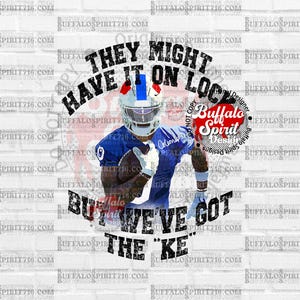 Pode incluir: Um design gráfico com um jogador de futebol americano vestindo uma camisa azul e um capacete branco. O texto diz "Eles podem ter isso sob controle, mas nós temos o "Ke" Buffalo Spirit Design".