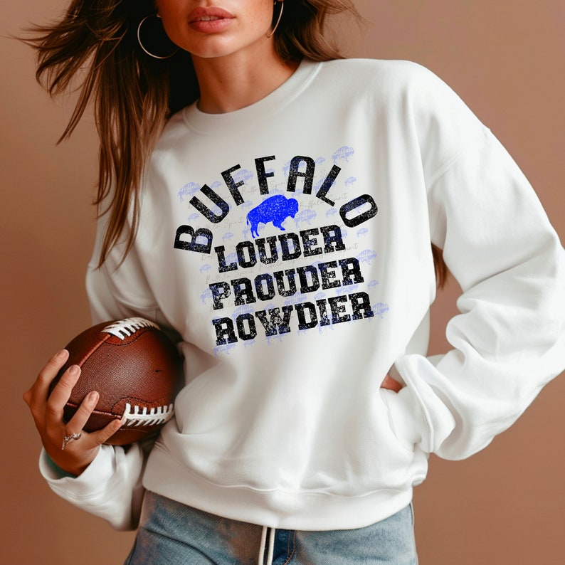 Puede incluir: Sudadera blanca con un gr&aacute;fico negro desgastado que dice "Buffalo Louder Prouder Rowdier" con una silueta de b&uacute;falo azul.