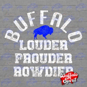 Puede incluir: Un gr&aacute;fico blanco sobre un fondo gris con las palabras "Buffalo" en un c&iacute;rculo, "Louder", "Proud" y "Rowdied" en una pila vertical. Una silueta azul de un b&uacute;falo est&aacute; en el centro del c&iacute;rculo. Las palabras "Buffalo Spirit" est&aacute;n en rojo en la parte inferior del gr&aacute;fico.