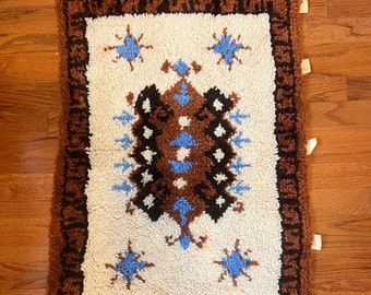 Navajo New Mexico Latch Hook Rug Wall Tapestry, Brown and cream, Vintage 1970s