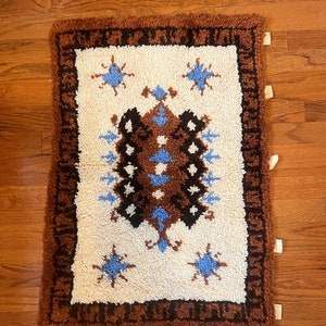 Navajo New Mexico Latch Hook Rug Wall Tapestry, Brown and cream, Vintage 1970s